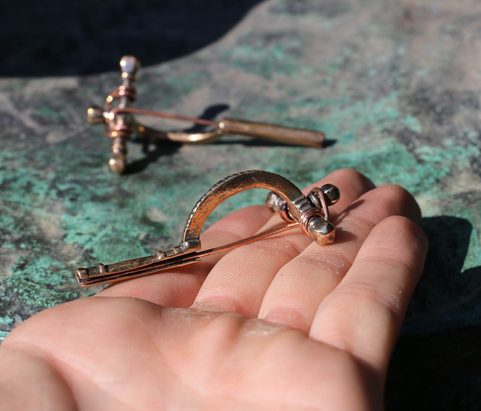 ŘÍMSKÁ SPONA, FIBULA, BRONZ, PŘESNÁ REPLIKA