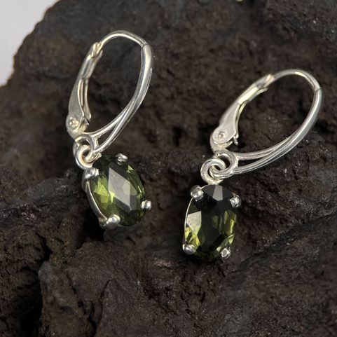 STŘÍBRNÉ NÁUŠNICE S VLTAVÍNEM, AG 925