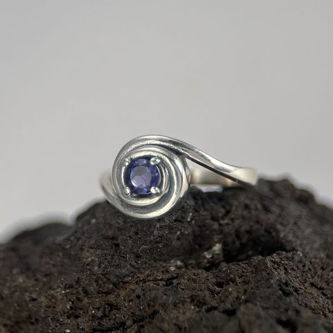 NORICA, STŘÍBRNÝ PRSTEN, IOLIT, AG 925/1000