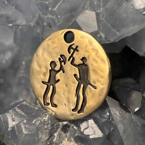 SEKERNÍCI, VÁLEČNICKÝ AMULET, SKALNÍ RYTINA TANUM, ŠVÉDSKO, MOSAZ