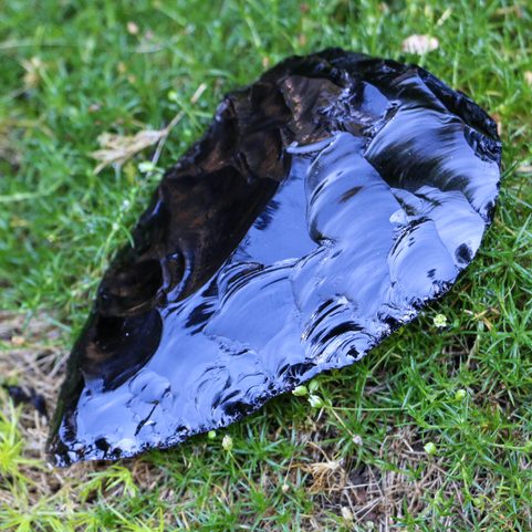 MALÝ PĚSTNÍ KLÍN Z OBSIDIÁNU - NEANDERTÁLCI