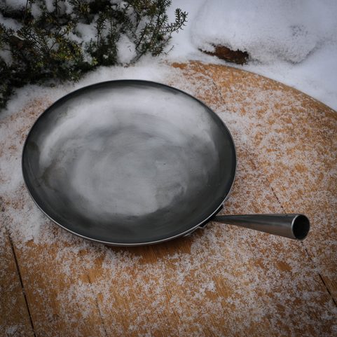 BUSHCRAFT SADA V KOŽENÉM OBALU - PÁNEV 23 CM, VIDLIČKA, SADA KOŘENEK, KŘESADLO