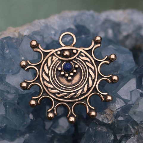 DEVANA, SLOVANSKÝ SLUNEČNÍ AMULET, BRONZ LAPIS