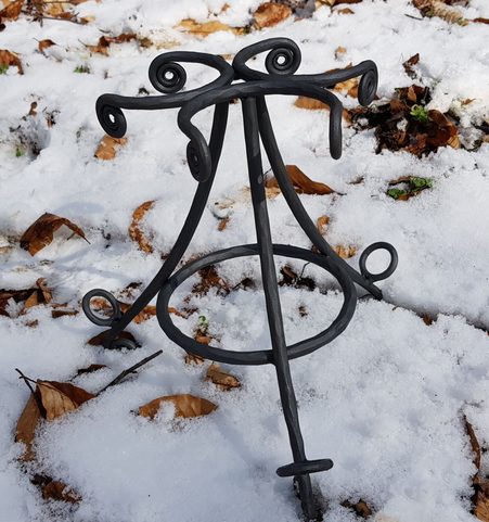 KOVANÝ STOJÁNEK NA 3 ROHY