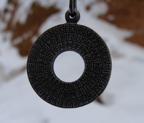 MAGICKÝ KRUH MÁGA CAGLIOSTRA, PŘÍVĚŠEK