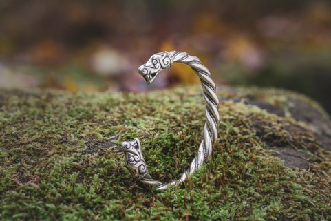 VIKINGSKÝ GOTLANDSKÝ STŘÍBRNÝ NÁRAMEK, VLCI, AG 925, 63 G