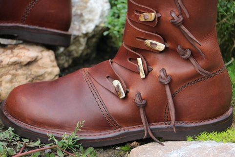 JARL, VIKINGSÉ VYSOKÉ BOTY S PAROHOVÝMI KNOFLÍKY