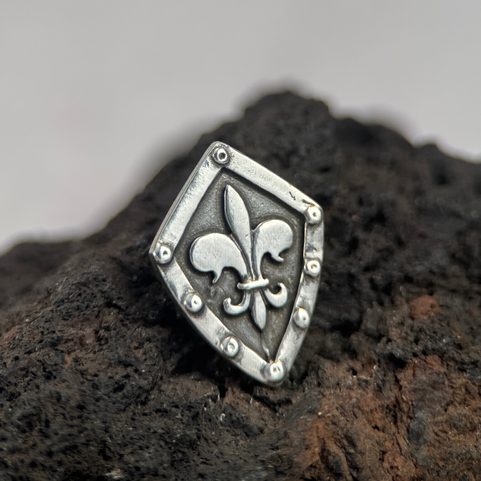 FLEUR DE LIS VE ŠTÍTU, STŘÍBRNÝ PŘÍVĚSEK, AG 925
