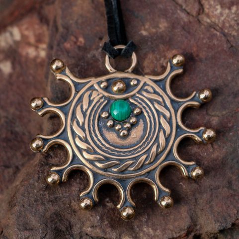 DEVANA, SLOVANSKÝ SLUNEČNÍ AMULET, BRONZ, MALACHIT