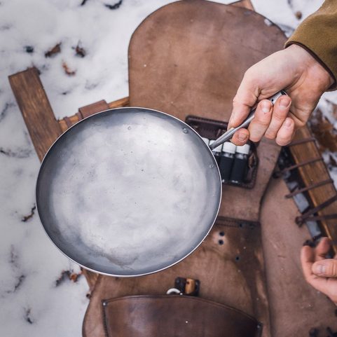 BUSHCRAFT SADA V KOŽENÉM OBALU - PÁNEV 23 CM, VIDLIČKA, SADA KOŘENEK, KŘESADLO