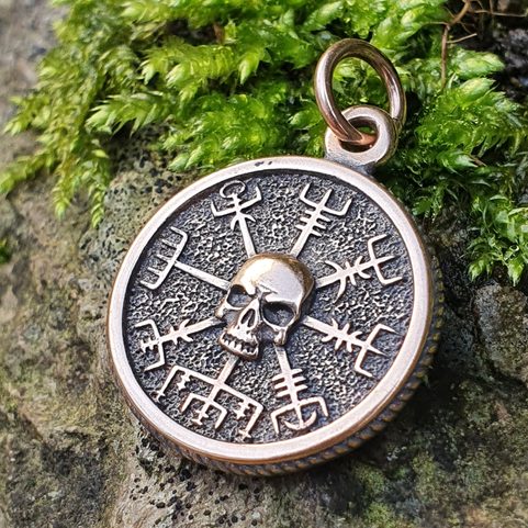 VEGVÍSIR SKULL - ISLANDSKÁ RUNA, PŘÍVĚŠEK BRONZ