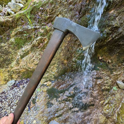 VALASKA HACHE DES CARPATES FORGÉE TRADITIONNELLE