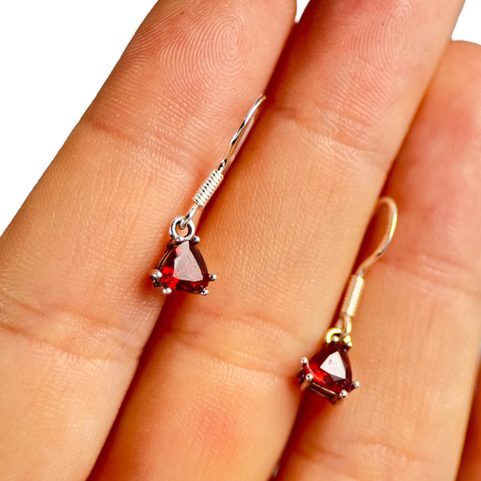 TRIANGULAR, STŘÍBRNÉ NÁUŠNICE S GRANÁTEM, AG 925