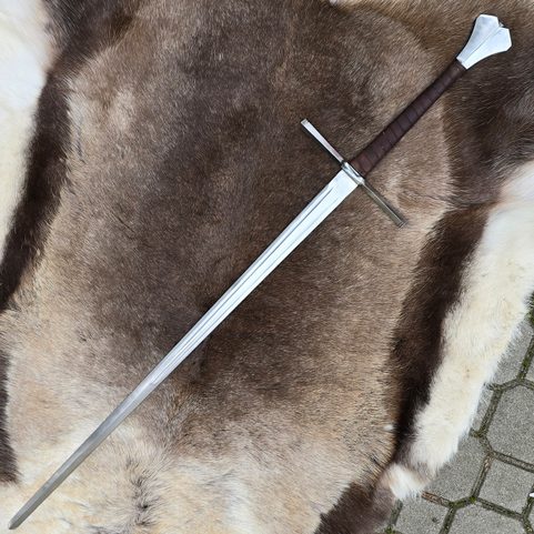 LOTHAR, JEDEN A PŮLRUČNÍ MEČ