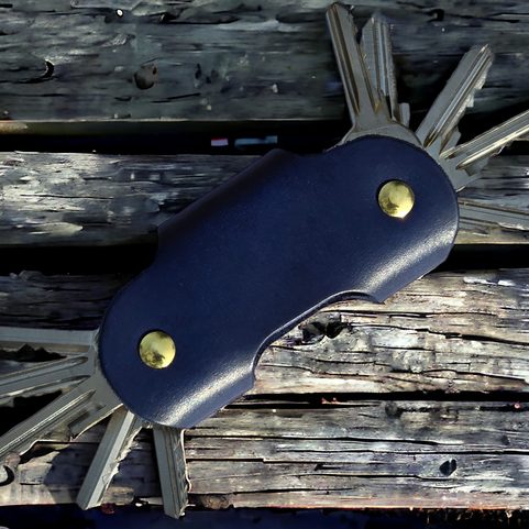 KOŽENÁ KLÍČENKA SE ŠROUBY, MODRÁ