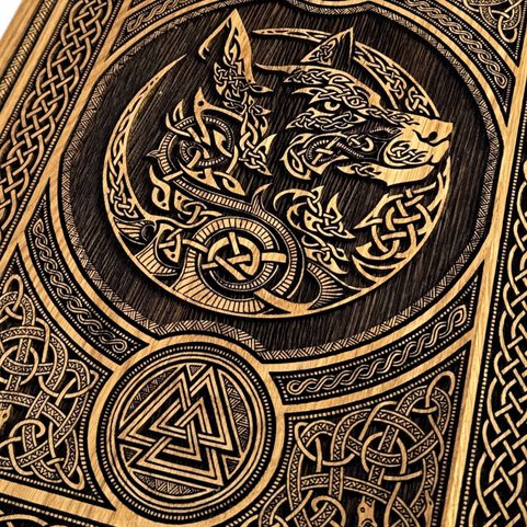 FENRIR A VALKNUT, DŘEVO 32X44 CM