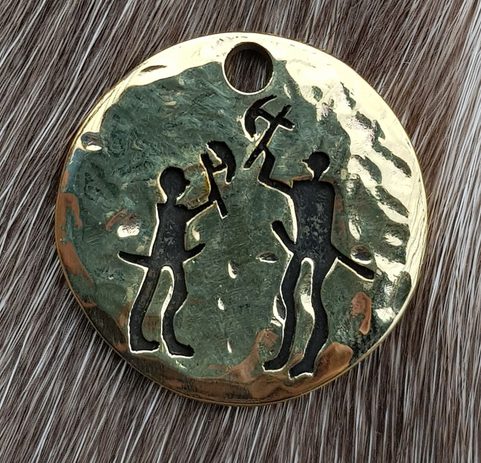 SEKERNÍCI, VÁLEČNICKÝ AMULET, SKALNÍ RYTINA TANUM, ŠVÉDSKO, MOSAZ
