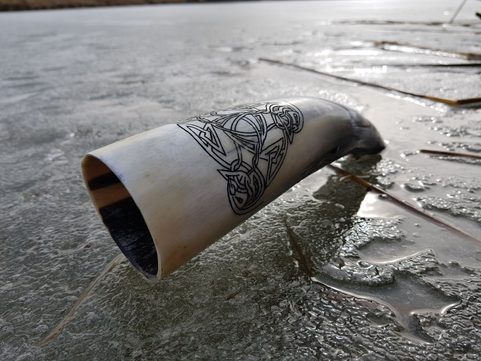 TRISKEL VIKING, ZDOBENÝ RYTÝ ROH NA PITÍ