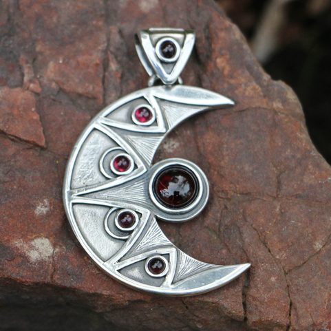 LUNA - STŘÍBRNÝ PŘÍVĚSEK S GRANÁTEM, AG 925 11G