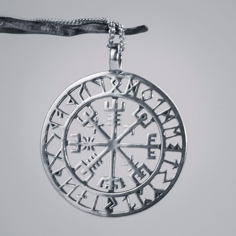 VEGVÍSIR - ISLANDSKÝ KOMPAS, STŘÍBRNÉ NÁUŠNICE A STŘÍBRNÝ PŘÍVĚSEK, AG 925