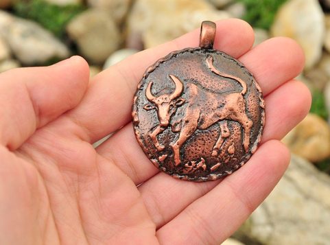 BÝK, MĚSÍČNÍ ZNAMENÍ, AMULET
