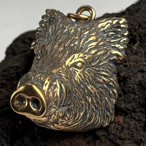 DIVOČÁK - KANEC, MASIVNÍ AMULET KANČÍ HLAVA BRONZ