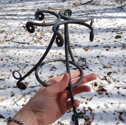 KOVANÝ STOJÁNEK NA 3 ROHY