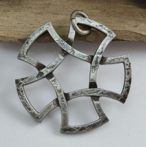 BLÁTH, KOVANÁ KVĚTINA, AMULET