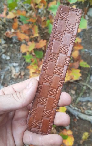 KOŽENÁ ZÁLOŽKA NA KNIHY S KELTSKÝM MOTIVEM, HNĚDÁ