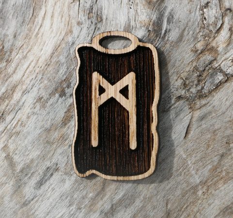 MANNAZ - RUNOVÝ AMULET DŘEVĚNÝ