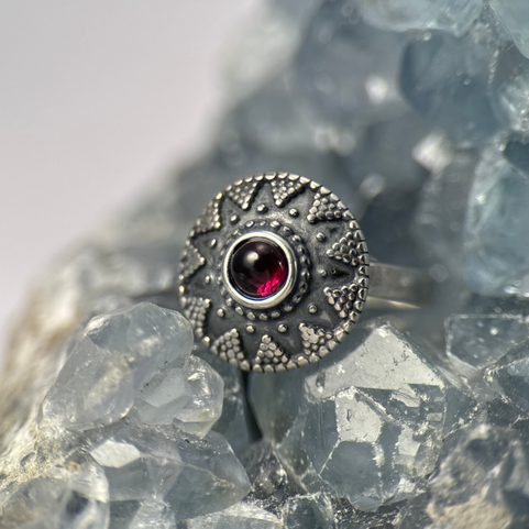 VELKOMORAVSKÝ STŘÍBRNÝ PRSTEN S GRANÁTEM, AG 925