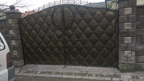 KOVOVÁ VJEZDOVÁ BRÁNA