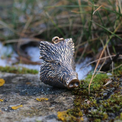 DIVOČÁK - KANEC, MASIVNÍ AMULET KANČÍ HLAVA BRONZ