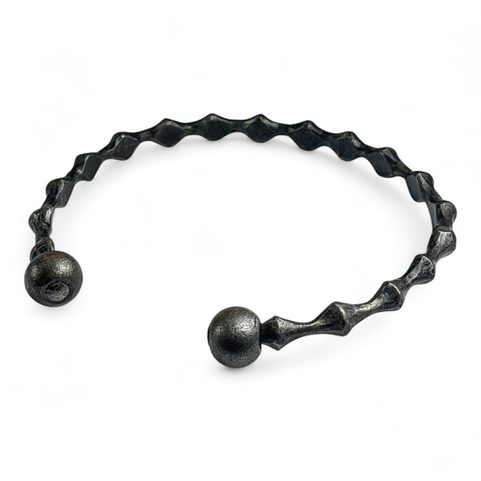 BIOINDUSTRIAL, KOVANÝ OCELOVÝ TORQUES