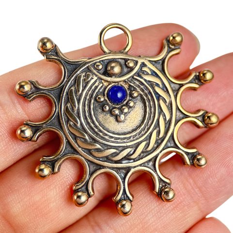 DEVANA, SLOVANSKÝ SLUNEČNÍ AMULET, BRONZ LAPIS