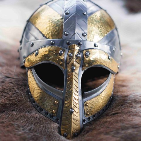 ARNGRIM, HONOSNÁ VIKINGSKÁ PŘILBA ZDOBENÁ MOSAZÍ