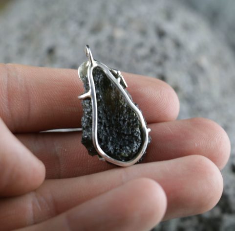 QUILL, STŘÍBRNÝ PŘÍVĚSEK S VLTAVÍNEM, AG 925