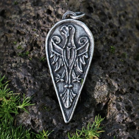 HISTORICKÝ PŘÍVĚŠEK PŘEMYSLOVSKÁ ORLICE NA MANDLOVÉM ŠTÍTU