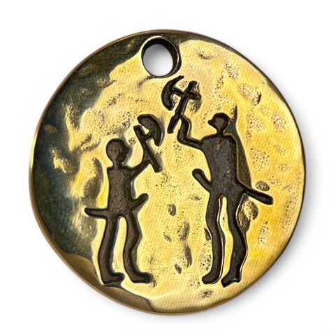 SEKERNÍCI, VÁLEČNICKÝ AMULET, SKALNÍ RYTINA TANUM, ŠVÉDSKO, MOSAZ