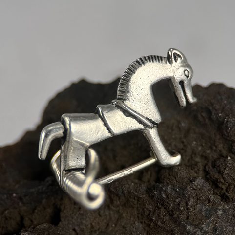 KELTSKÝ KŮŇ, BROŽ - FIBULA, STŘÍBRO 925/1000 13G
