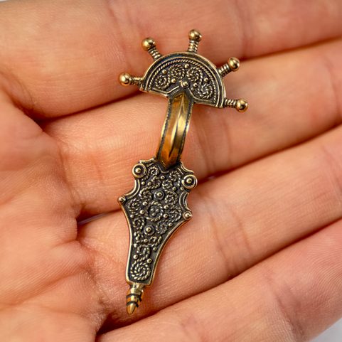 FIBULA - SLOVANSKÝ PŘÍVĚŠEK, ODLÉVANÝ GRANULOVANÝ A FILIGRÁNOVÝ ŠPERK, BRONZ
