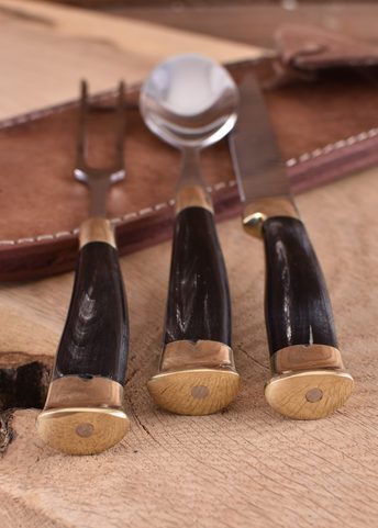 THREE-PIECE CUTLERY SET WITH HORN HANDLES AND LEATHER SHEATH