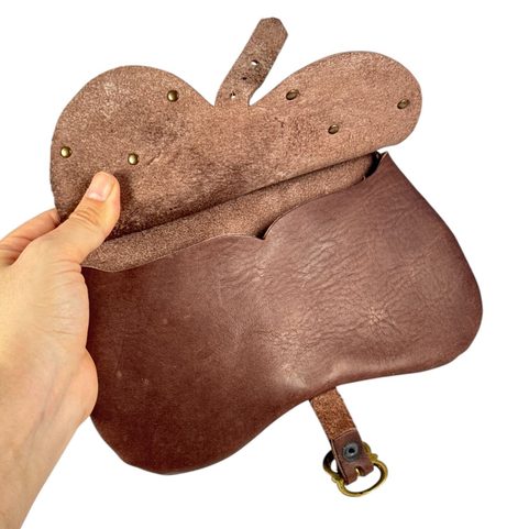 STŘEDOVĚKÁ KOŽENÁ BRAŠNA XV. - XVI. STOLETÍ