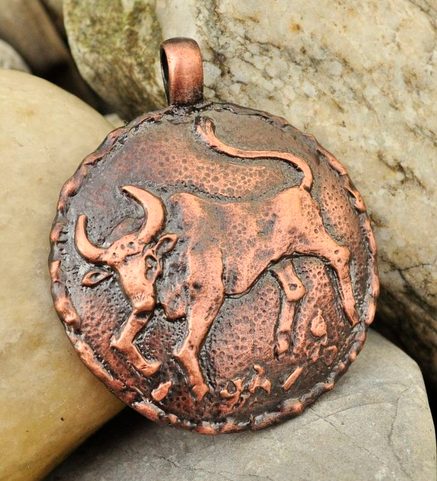 BÝK, MĚSÍČNÍ ZNAMENÍ, AMULET