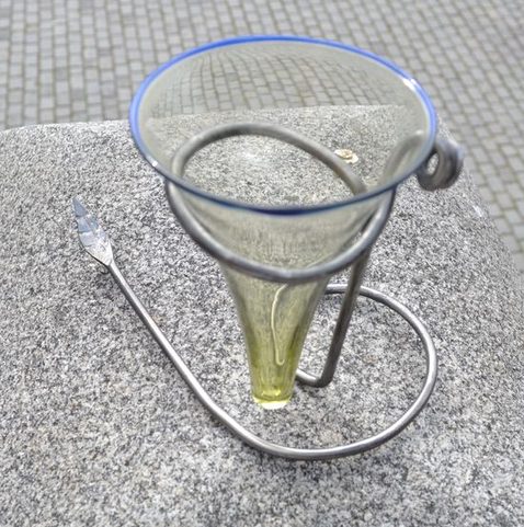 VIKINSKÁ ČÍŠE A KOVANÝ STOJÁNEK, DLE NÁLEZU, BIRKA, ŠVÉDSKO
