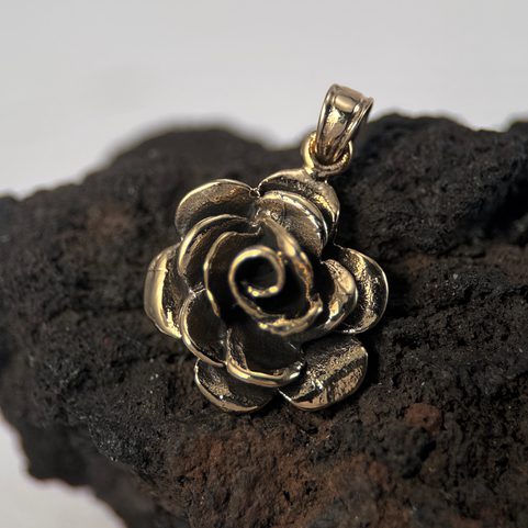 RŮŽE, BRONZOVÝ ŠPERK, AMULET