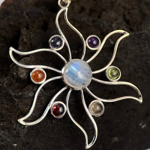 CHAKRA, STŘÍBRNÝ PŘÍVĚSEK S KAMENY AG 925/1000