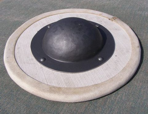 PĚSTNÍ ŠTÍT, 30 CM