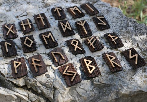 RUNY - STARŠÍ FUTHARK, SADA DŘEVĚNÝCH RUN - DUB