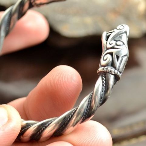 VIKINGSKÝ GOTLANDSKÝ STŘÍBRNÝ NÁRAMEK, VLCI, AG 925, 63 G
